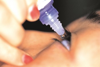 Fotografa: tratamiento tpico de la conjuntivitis